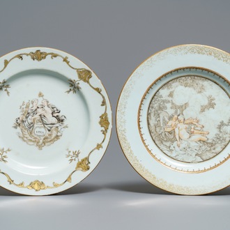 Twee Chinese grisaille en vergulde borden met mythologisch decor, Qianlong
