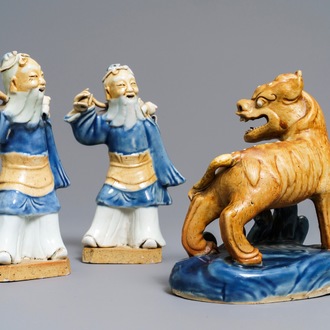 Drie Chinese blauwwitte biscuit figuren, Qianlong