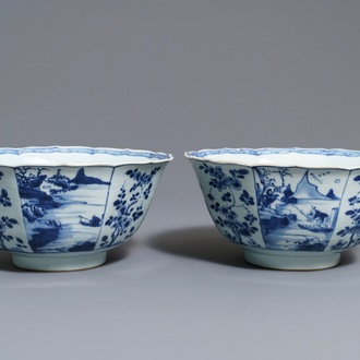 Een paar Chinese blauwwitte octagonale kommen, Kangxi