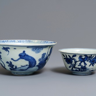 Twee Chinese blauwwitte kommen met dieren en bloemen, Jiajing