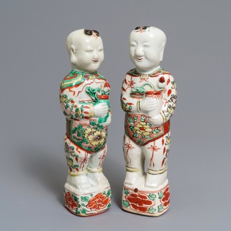 Twee Chinese famille verte figuren van de Hoho broers, Kangxi