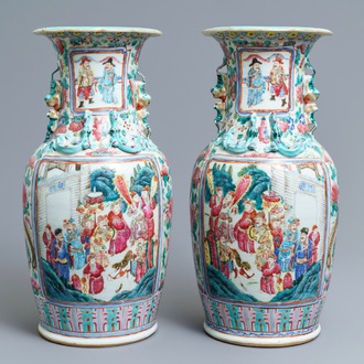 Een paar Chinese famille rose vazen met hofscènes, 19e eeuw