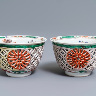 Een paar dubbelwandige Chinese famille verte koppen, Kangxi