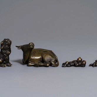 Vier Chinese bronzen scrollgewichten, 18/19e eeuw