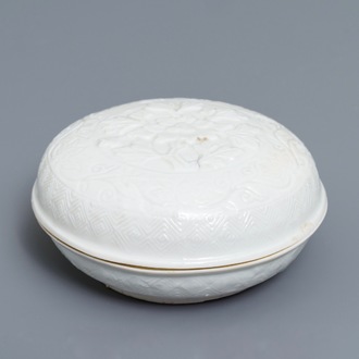 Een Chinese Dehua blanc de Chine dekseldoos met floraal reliëfdecor, reliëfmerk, Kangxi