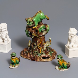 Een collectie verte biscuit en blanc de Chine figuren van boeddhistische leeuwen, Kangxi