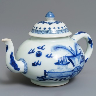 Een Chinese blauwwitte theepot met decor van antiquiteiten, Kangxi