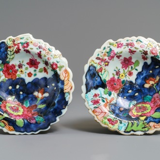 Een paar Chinese famille rose zoutvaten met 'tabaksbladeren' decor, Qianlong