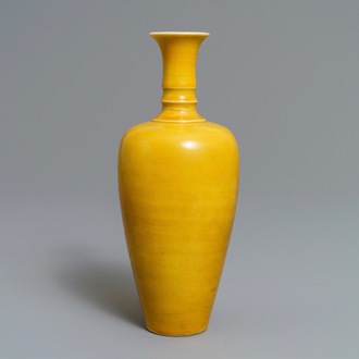 Een Chinese monochroom gele 'laifu zun' of 'drie snaren' vaas, Kangxi