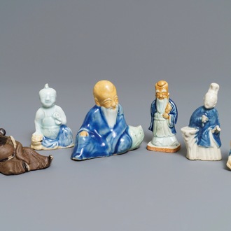 Zes Chinese blauwwitte en celadon biscuit figuren, Qianlong