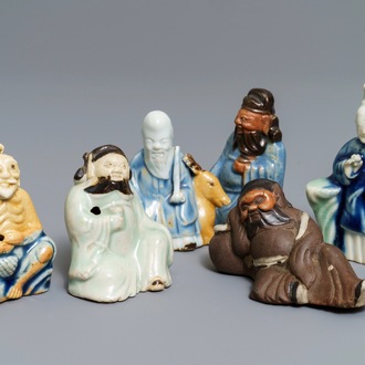 Zes Chinese blauwwitte en celadon biscuit figuren, Qianlong