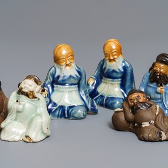 Zes Chinese blauwwitte en celadon biscuit figuren, Qianlong