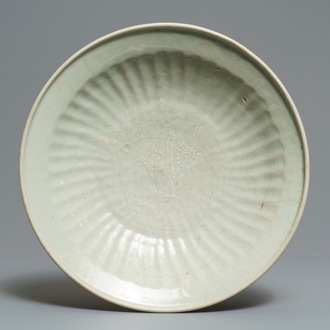 Een Chinese Swatow celadon schotel met slibversiering, Ming