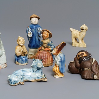 Negen Chinese blauwwitte biscuit miniatuur figuren, Qianlong