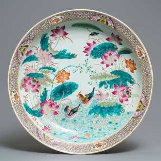 Een kapitale Chinese famille rose schotel met eenden in een lotusvijver, Qianlong merk, 19e eeuw