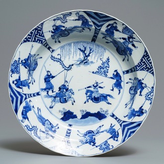 Een Chinese blauwwitte schotel met strijders te paard, Chenghua merk, Kangxi