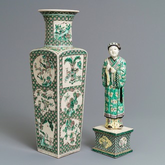 Een Chinese verte biscuit figuur op latere sokkel en een vierkante vaas, Kangxi en later