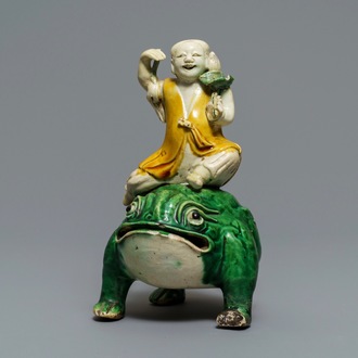 Een Chinees verte biscuit model van Liu Hai op de pad, Kangxi