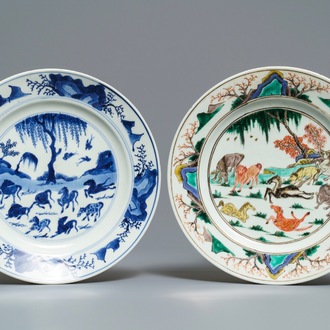 Twee Chinese blauwwitte en famille verte borden met 'De acht paarden van Wang Mu', Kangxi