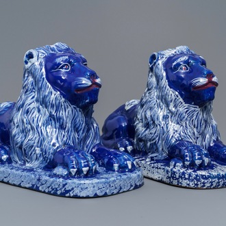 Een paar liggende leeuwen met blauwe fondkleur, Saint-Omer, Frankrijk, eind 18e eeuw