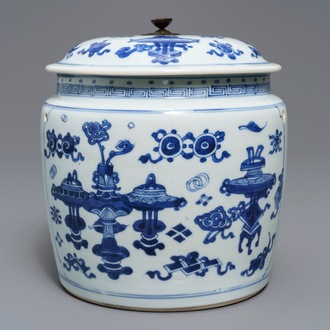 Een Chinese blauwwitte dekselkom met decor van antiquiteiten, Kangxi