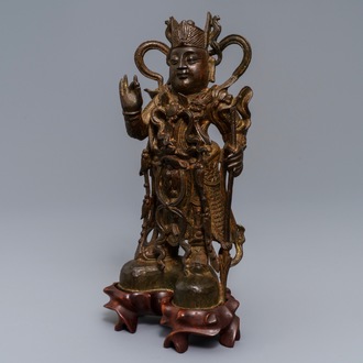 Een Chinees bronzen beeld van Guandi op houten sokkel, 18/19e eeuw