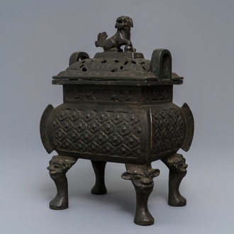 Een grote Chinese bronzen wierookbrander, Ming