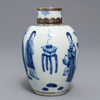 Een Chinese blauwwitte 'Lange Lijzen' theebus met zilveren montuur, Kangxi