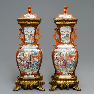 Een paar grote Chinese famille rose 'mandarijnse' dekselvazen met verguld bronzen montuur, Qianlong