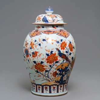 Een grote Chinese Imari-stijl dekselvaas, Kangxi