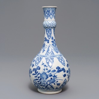 Een Chinese blauwwitte flesvormige vaas met floraal decor, Kangxi
