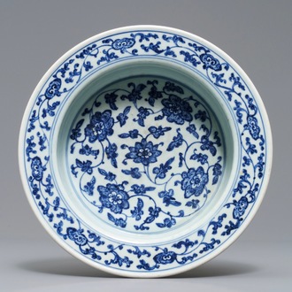 Een Chinees blauwwit bassin met floraal decor, Qianlong