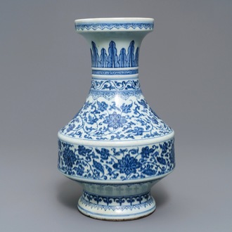 Een Chinese blauwwitte vaas met florale slingers, Qianlong