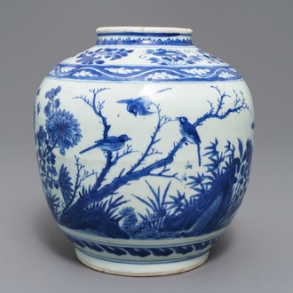 Een Chinese blauwwitte vaas met vogels en bloemen, Wanli