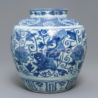 Een Chinese blauwwitte vaas met boeddhistische leeuwen en pioenslingers, Wanli