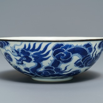 Een Chinese blauwwitte 'Bleu de Hue' kom voor het Vietnamese hof, Thieu Tri merk, 19e eeuw