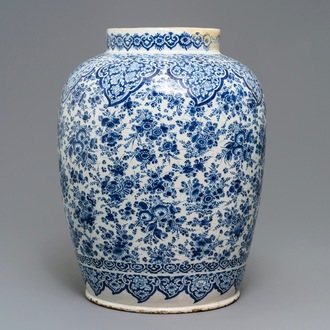 A large Dutch Delft blue and white vase with floral design, 17/18th C.
