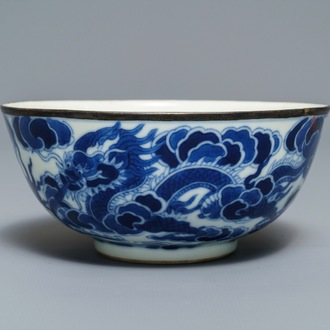 Een Chinese blauwwitte 'Bleu de Hue' kom voor het Vietnamese hof, Thieu Tri merk, 19e eeuw