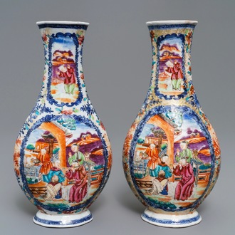 Een paar Chinese famille rose vazen met mandarijns decor, Qianlong