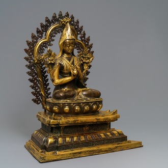 Een grote deels verguld bronzen figuur van Tsongkhapa op een troon, China of Tibet, 19/20e eeuw