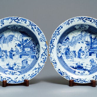 Een paar Chinese blauwwitte bassins met figuren in een tuin, Yongzheng