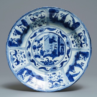 Een Chinese blauwwitte kraakporseleinen schotel, Wanli