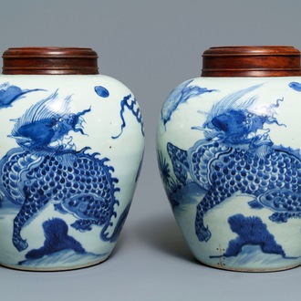 Een paar Chinese blauwwitte potten met een kylin, Transitie periode