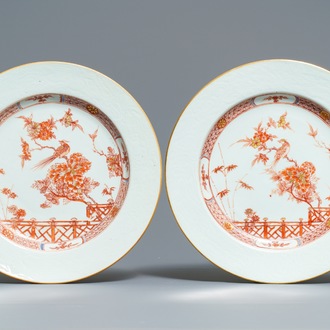 Een paar Chinese ijzerrode en vergulde schotels met onderglazuur decor, Qianlong