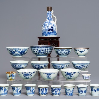 Een collectie Chinees 'Bleu de Hue' porselein voor de Vietnamese markt, 19e eeuw
