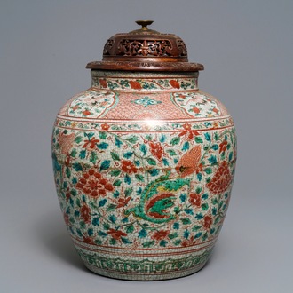 Een Chinese polychrome Swatow pot met boeddhistische leeuwen, Ming