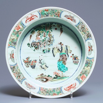Een Chinees famille verte bassin met figuren in een tuin, Kangxi merk en periode