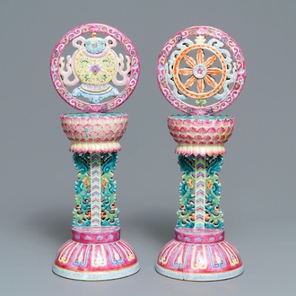 Twee Chinese famille rose boeddhistische altaar ornamenten, Qianlong merk, 19e eeuw