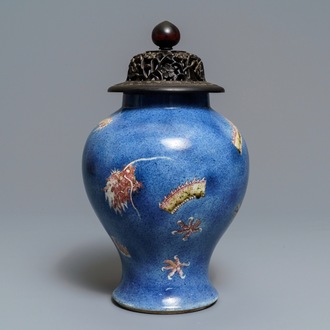 Een Chinese poederblauwe en koperrode 'draken' vaas, Kangxi merk, 19e eeuw