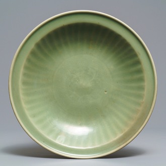 Een Chinese Longquan celadon schotel met onderglazuur decor, Ming